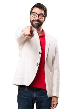 Beyaz arka plan üzerine açık işaret gözlüklü esmer adam