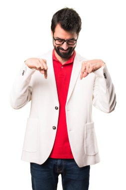 Beyaz arka plan üzerinde aşağıyı gözlüklü esmer adam