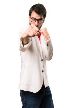 Beyaz arka plan üzerinde mücadele gözlüklü esmer adam