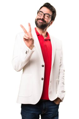 Esmer adam yapma zafer jest beyaz arka plan üzerinde gözlük
