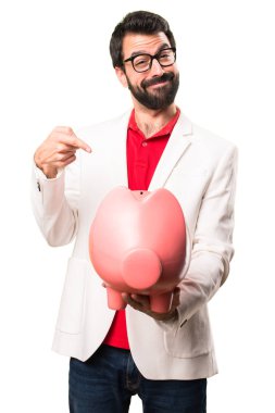 Mutlu esmer adam gözlüklü beyaz arka plan üzerinde bir servet tutuyor