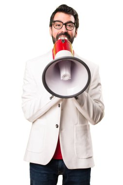 Bir megafon beyaz arka plan üzerinde tutarak gözlüklü esmer adam