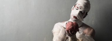 Bir beyin dokulu duvar arka plan üzerinde yemek terrorific anne. Cadılar Bayramı tatil