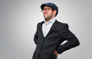 Bere ve gri arka plan üzerinde sırt ağrısı ile gözlük yakışıklı modern insan