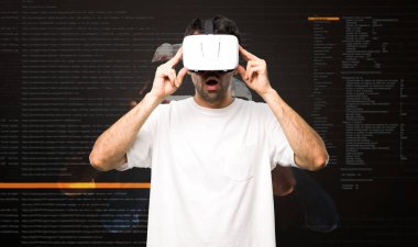 VR gözlüklerin içinde sanal gerçeklik modu kullanan adam