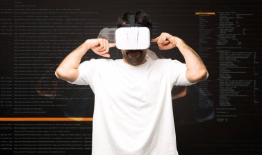 Sanal gerçeklik modu içinde ellerimden gözleri kapsayan Vr gözlük kullanan adam
