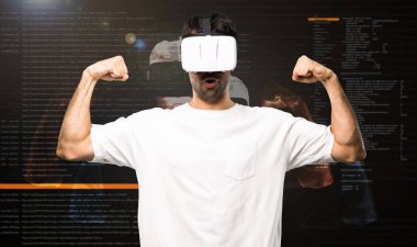 Sanal gerçeklik modu içinde güçlü jest yapma Vr gözlük kullanan adam