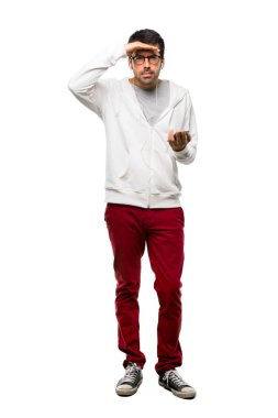 Adam tam vücut ile gözlük ve uzakta bir şey beyaz arka plan üzerinde bakmak için el ile seyir müzik dinleme