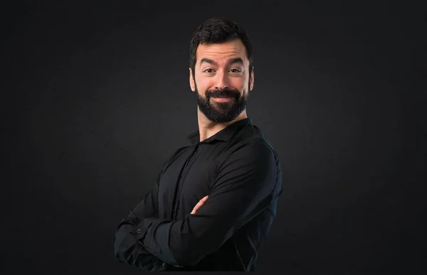 Hombre Guapo Con Barba Con Los Brazos Cruzados Sobre Fondo — Foto de Stock