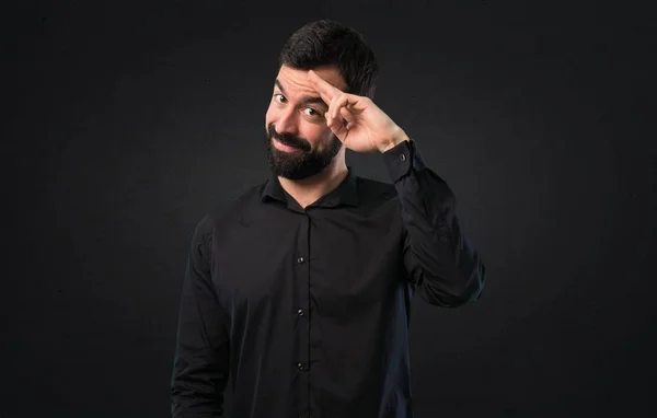 Hombre Guapo Con Barba Saludando Sobre Fondo Negro — Foto de Stock