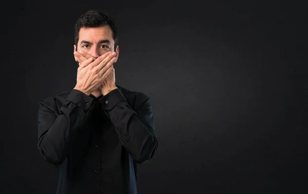 Hombre Guapo Con Barba Cubriéndose Boca Sobre Fondo Negro — Foto de Stock