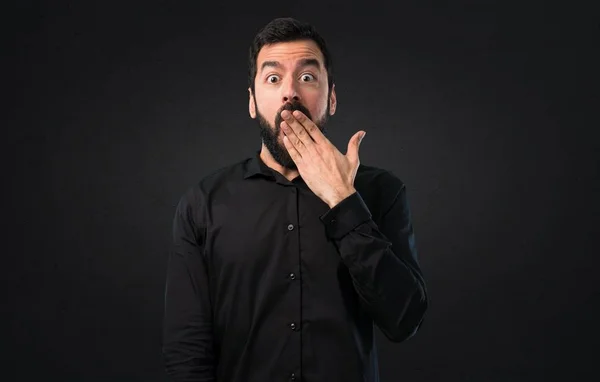 Hombre Guapo Con Barba Haciendo Gesto Sorpresa Sobre Fondo Negro — Foto de Stock