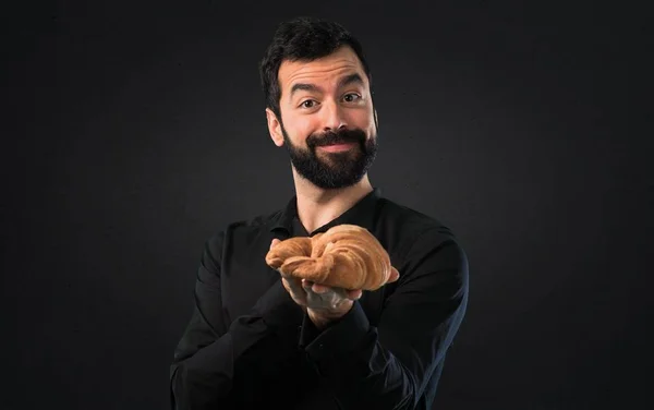 Schöner Mann Mit Bart Und Gebäck Auf Schwarzem Hintergrund — Stockfoto
