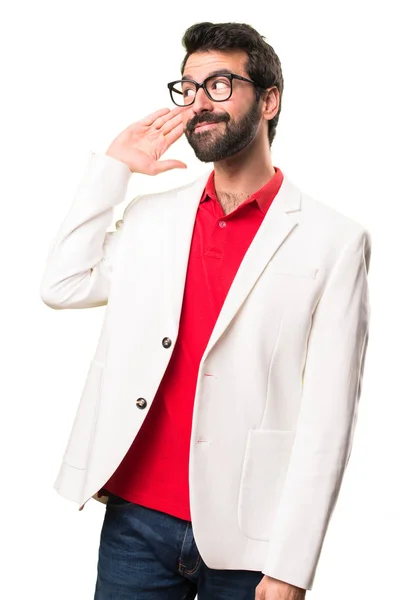 Morena Hombre Con Gafas Escuchando Algo Sobre Fondo Blanco — Foto de Stock