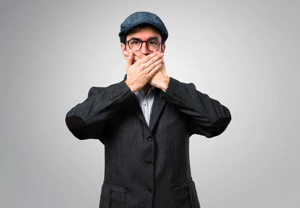 Bel Homme Moderne Avec Béret Lunettes Couvrant Bouche Avec Les — Photo