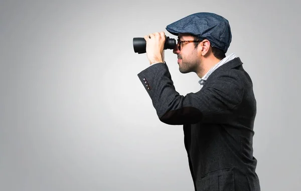 Hombre Moderno Guapo Con Boina Gafas Sosteniendo Megáfono Sobre Fondo — Foto de Stock