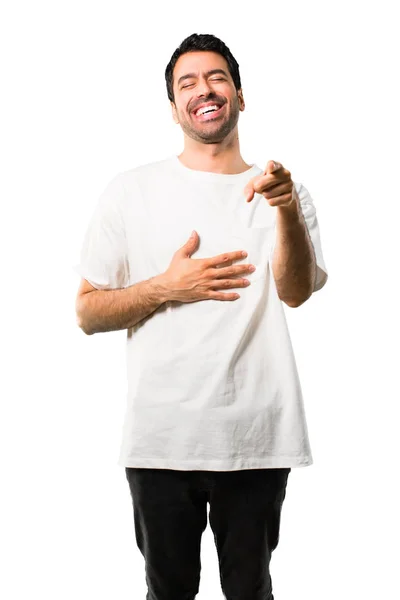 Jovem Com Camisa Branca Apontando Com Dedo Para Alguém Rindo — Fotografia de Stock