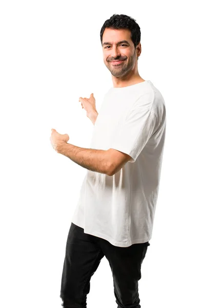 Νεαρός Άνδρας Άσπρο Πουκάμισο Προς Πίσω Δάχτυλο Δεικτών Παρουσιάζοντας Ένα — Φωτογραφία Αρχείου