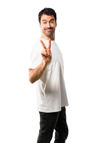Νεαρός Άνδρας Άσπρο Πουκάμισο Χαμογελώντας Και Δείχνοντας Σήμα Της Νίκης — Φωτογραφία Αρχείου