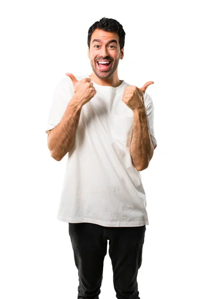 穿着白色衬衫的年轻人用双手和微笑竖起大拇指 在孤立的白色背景开朗的表达 — 图库照片