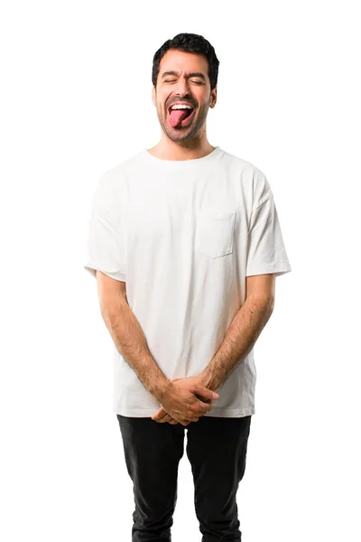 年轻男子与白色衬衫显示舌头在相机有有趣的外观在孤立的白色背景 — 图库照片