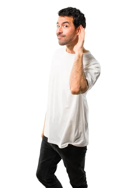 Młody Człowiek Białą Koszulę Słuchając Coś Kładąc Rękę Ucho Białym — Zdjęcie stockowe