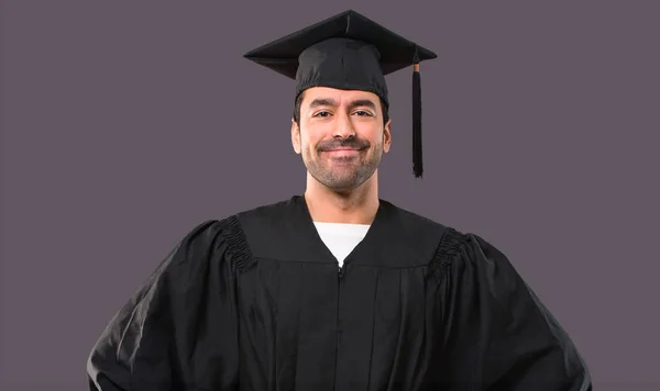 Man Zijn Graduatie Dag Universiteit Poseren Met Armen Bij Hip — Stockfoto