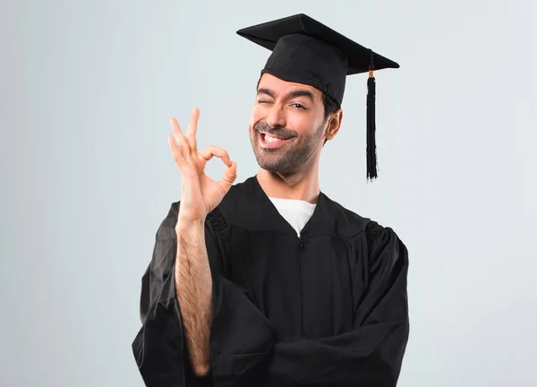 Uomo Nel Suo Giorno Laurea Università Mostrando Segno Con Dita — Foto Stock