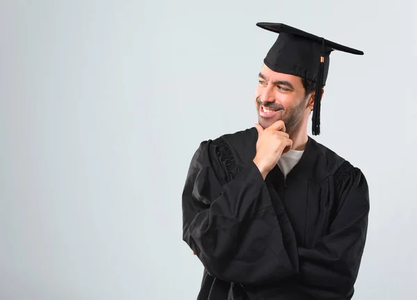 Άνθρωπος Του Πανεπιστημίου Ημέρα Αποφοίτησης Στέκεται Και Κοιτάζει Προς Την — Φωτογραφία Αρχείου