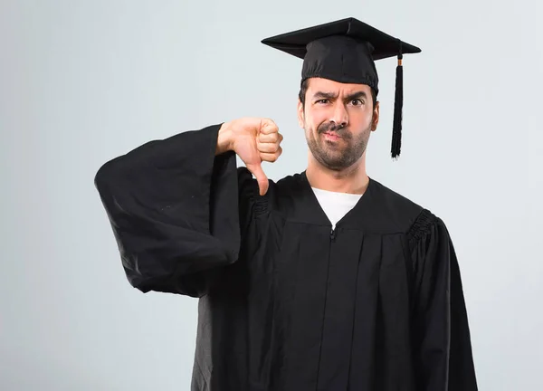 Άνθρωπος Του Πανεπιστημίου Ημέρα Αποφοίτησης Δείχνει Τον Αντίχειρα Κάτω Σημάδι — Φωτογραφία Αρχείου