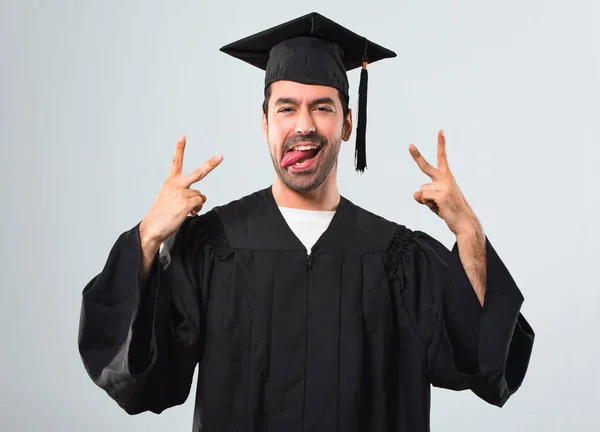 Muž Universitě Den Promoce Zobrazující Jazyk Kameru Legrační Pohled Šedém — Stock fotografie