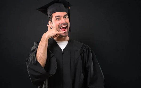 Άνθρωπος Του Πανεπιστημίου Ημέρα Αποφοίτησης Τηλέφωνο Χειρονομία Και Μιλώντας Κάποιον — Φωτογραφία Αρχείου