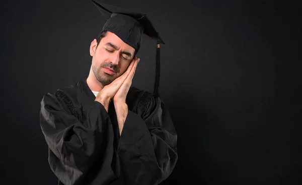 Man Zijn Graduatie Dag Universiteit Slaap Gebaar Maken Schattig Lief — Stockfoto