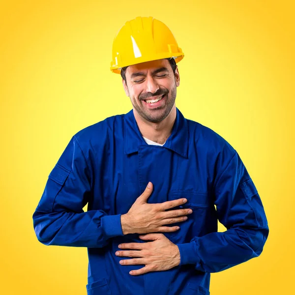 Obrero Joven Con Casco Sonriendo Mucho Mientras Pone Las Manos — Foto de Stock