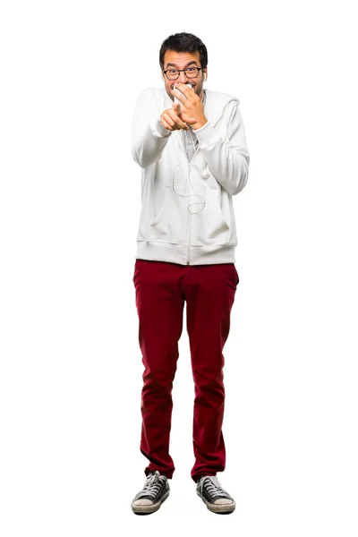 Полнометражный Снимок Человека Очках Слушающего Музыку Указывающую Пальцем Кого Смеющегося — стоковое фото