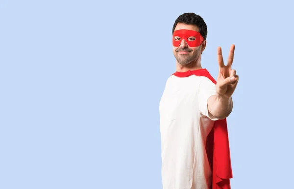 Superbohatera Człowiek Pelerynie Maski Czerwony Uśmiechając Się Pokazuje Znak Zwycięstwa — Zdjęcie stockowe