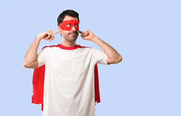 Supereroe Uomo Con Maschera Mantello Rosso Che Copre Entrambe Orecchie — Foto Stock