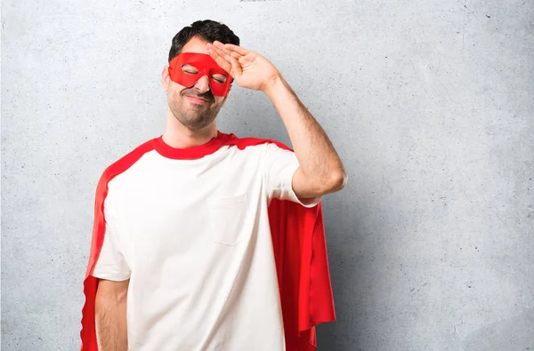 Homem Super Herói Com Máscara Capa Vermelha Com Expressão Cansada — Fotografia de Stock