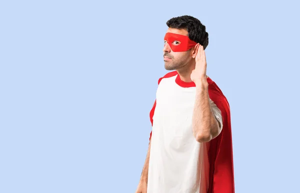 Superhrdina Muž Maskou Červená Mys Poslechu Něco Tím Ruka Ucho — Stock fotografie