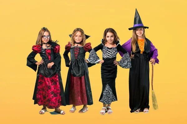 Набір Маленької Дівчинки Одягнений Вампір Святкових Днів Хеллоуїн Позує Руками — стокове фото