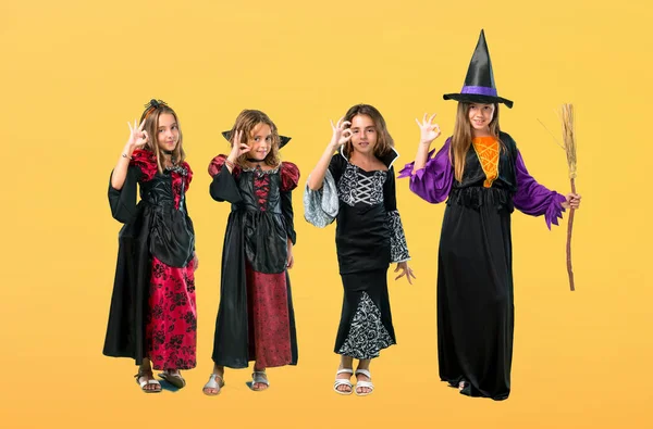 Набор Маленькая Девочка Одета Вампир Хэллоуин Праздники Показывая Знак Пальцами — стоковое фото