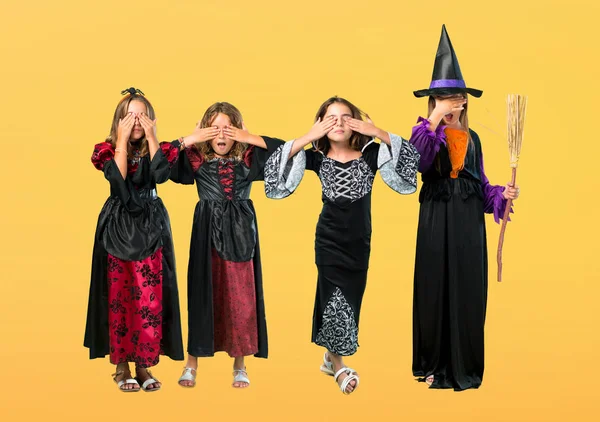 Набор Маленькая Девочка Одета Вампир Хэллоуин Праздники Закрывая Глаза Руками — стоковое фото