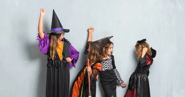 Skupina Přátel Kostýmy Upírů Čarodějnice Halloween Svátky Vítězství Gesto — Stock fotografie