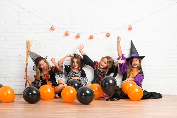 Jelmezek Vámpírok Boszorkányok Halloween Ünnepekre Győzelme Gesztust Hogy Baráti — Stock Fotó