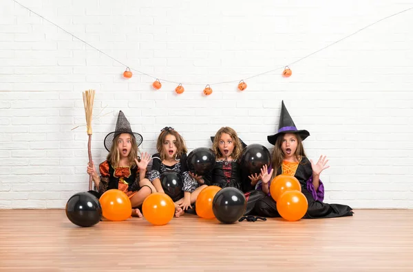 Groep Vrienden Met Kostuums Van Vampieren Heksen Voor Halloween Vakantie — Stockfoto