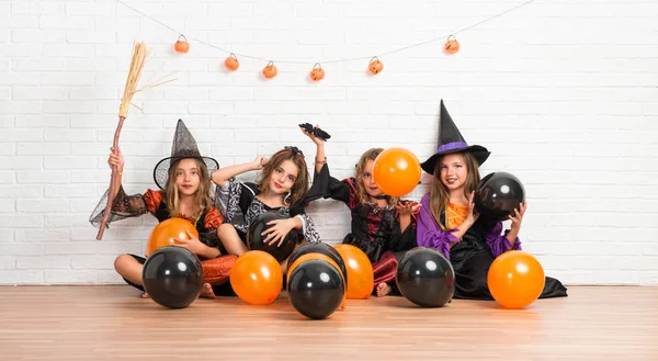 Groep Vrienden Met Kostuums Van Vampieren Heksen Voor Halloween Vakantie — Stockfoto