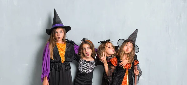 吸血鬼と魔女ハロウィーンの休日冗談のための衣装を友人のグループ — ストック写真