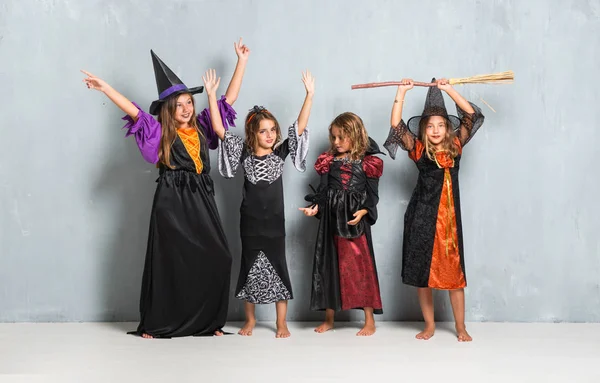 Gelukkig Groep Vrienden Met Kostuums Van Vampieren Heksen Voor Halloween — Stockfoto