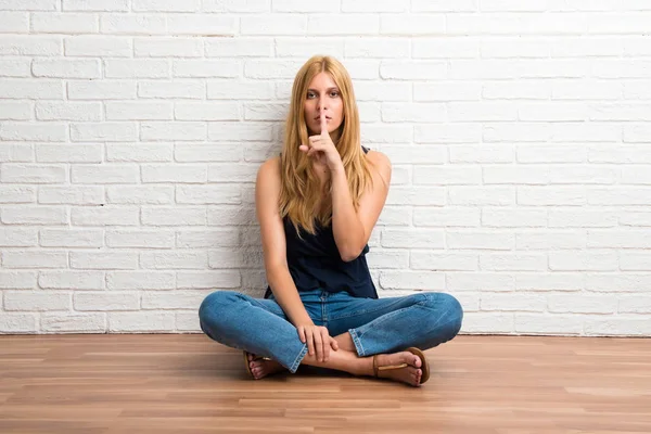 Blond Dívka Sedící Podlaze Ukazuje Znamení Zavírání Úst Mlčení Gesto — Stock fotografie