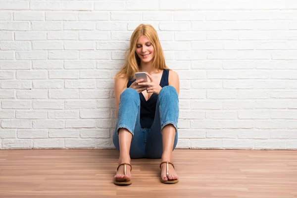 Blonde Girl Sitting Floor Talking Mobile — Stock Photo, Image